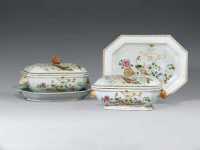 QIANLONG（1736-95） A PAIR OF FAMILLE ROSE OBLONG OCTAGONAL TUREENS， COVERS AND STANDS